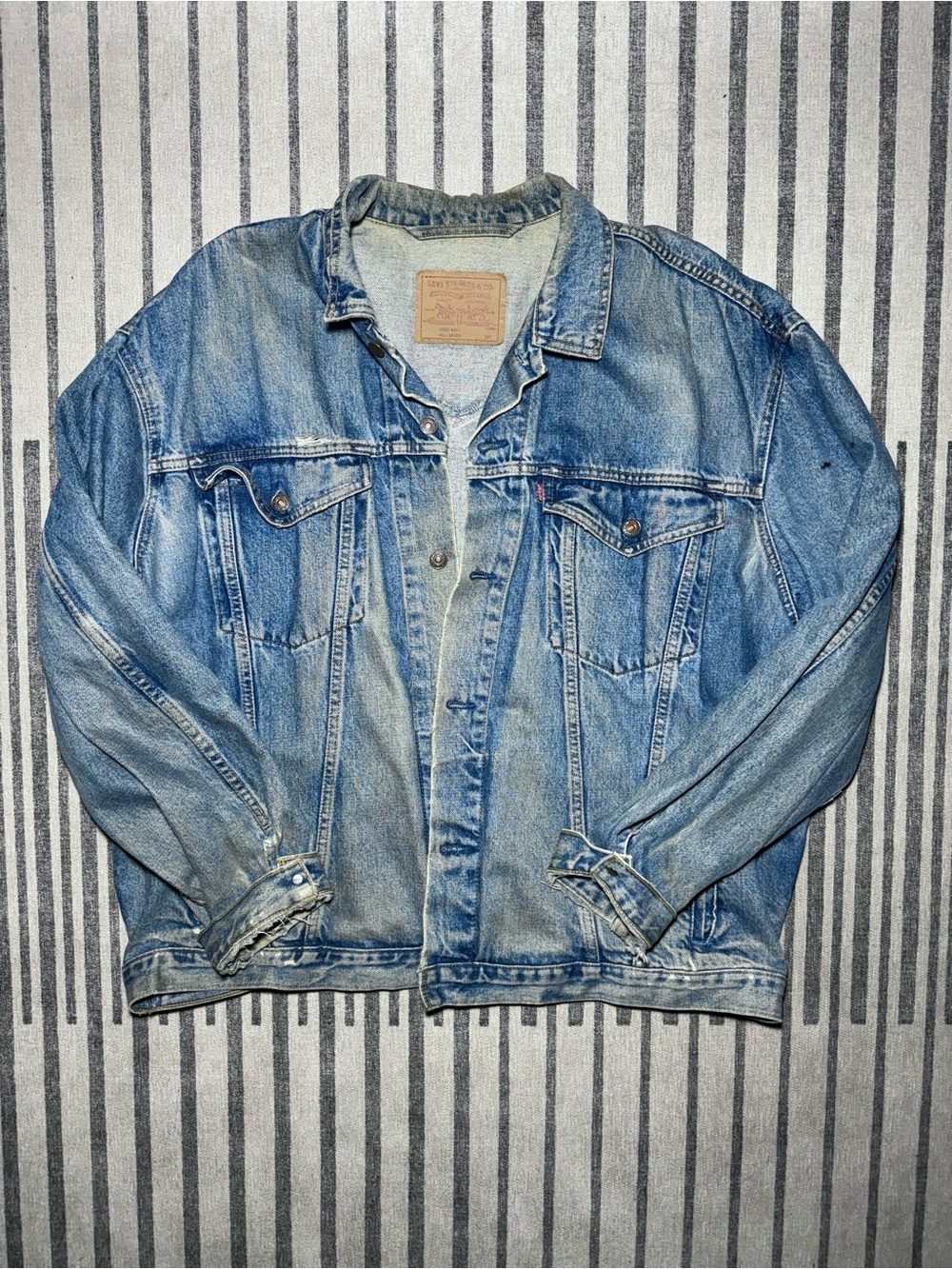 Vintage 1990 Levi's 75528 Thrashed Denim Trucker Jacket 2XT Tall Distressed